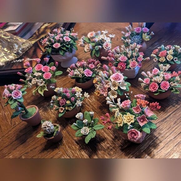 14 different miniature porcelain flower arrangements - Picture 3 of 13